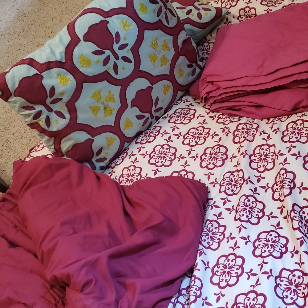 Twin reversible  comforter  set